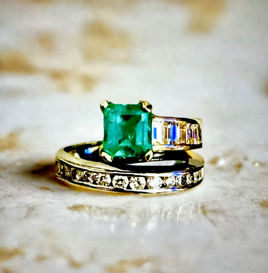 $2599 14k Ladies Green Emerald / Diamonds Ring (Reg $5195)